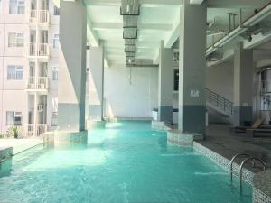 Bazén v ubytování Classic Studio Room Apartment at Oxford Jatinangor By Travelio nebo v jeho okolí
