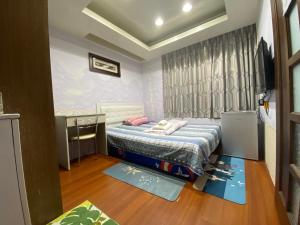 una piccola camera da letto con un letto e una scrivania di 永春棧Kozzy Apartment a Taipei