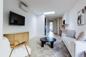 Μια τηλεόραση ή/και κέντρο ψυχαγωγίας στο Blueground Park Slope 2bd apartment NYC-1662