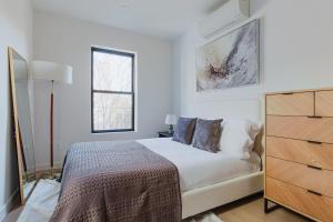 Ένα ή περισσότερα κρεβάτια σε δωμάτιο στο Blueground Park Slope 2bd apartment NYC-1662