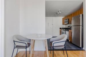 纽约Blueground Long Island City 1bd apartment NYC-1612的配有桌椅和冰箱的厨房