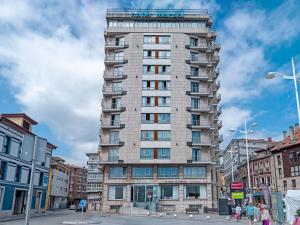 康达Hotel Faranda Marsol Candas, Ascend Hotel Collection的城市街道上一座高耸的公寓楼