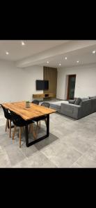 Μια τηλεόραση ή/και κέντρο ψυχαγωγίας στο Appartement Le Belarya