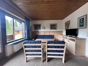 sypialnia z łóżkiem, stołem i krzesłami w obiekcie Chalet Josi w mieście Leutasch