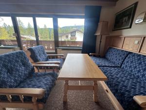salon z kanapą i stołem w obiekcie Chalet Josi w mieście Leutasch