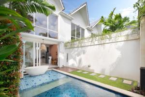 Der Swimmingpool an oder in der Nähe von Aeera Villa Canggu by Ini Vie Hospitality