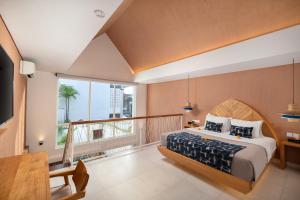 Ein Bett oder Betten in einem Zimmer der Unterkunft Aeera Villa Canggu by Ini Vie Hospitality