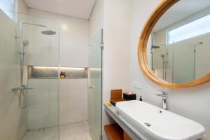 Ein Badezimmer in der Unterkunft Aeera Villa Canggu by Ini Vie Hospitality