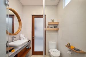 Ein Badezimmer in der Unterkunft Aeera Villa Canggu by Ini Vie Hospitality