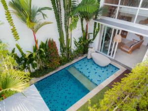 Der Swimmingpool an oder in der Nähe von Aeera Villa Canggu by Ini Vie Hospitality