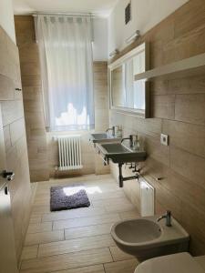 A bathroom at Piano B Apartment