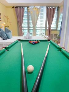 Una mesa de billar en Azure Urban Resort Residences - stayCAOtion