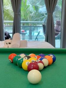 Una mesa de billar en Azure Urban Resort Residences - stayCAOtion 9 fotos más