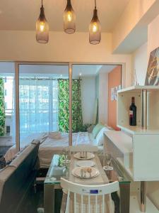 Una cama o camas en una habitación de Azure Urban Resort Residences - stayCAOtion