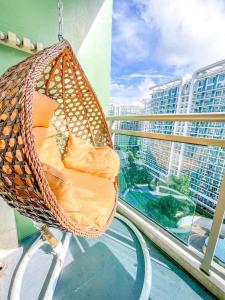 Un balcón o terraza en Azure Urban Resort Residences - stayCAOtion