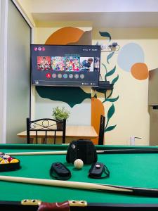 Una mesa de billar en Azure Urban Resort Residences - stayCAOtion