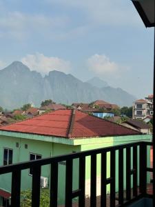 vistas a un edificio con techo rojo en Vang Vieng Green Hotel, en Vang Vieng
