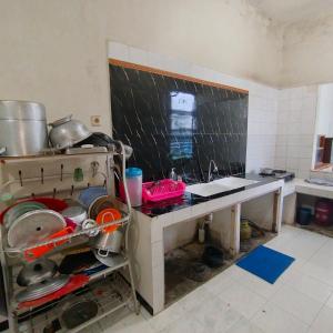 Kuchyň nebo kuchyňský kout v ubytování New Haika Villa Puncak