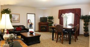 Posezení v ubytování Pomeroy Inn and Suites Dawson Creek
