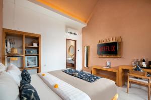 Ein Bett oder Betten in einem Zimmer der Unterkunft Aeera Villa Canggu by Ini Vie Hospitality