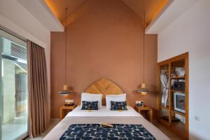 Ein Bett oder Betten in einem Zimmer der Unterkunft Aeera Villa Canggu by Ini Vie Hospitality