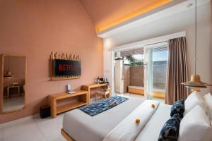 Ein Bett oder Betten in einem Zimmer der Unterkunft Aeera Villa Canggu by Ini Vie Hospitality