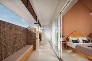 Ein Bett oder Betten in einem Zimmer der Unterkunft Aeera Villa Canggu by Ini Vie Hospitality