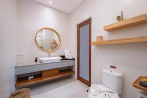 Ein Badezimmer in der Unterkunft Aeera Villa Canggu by Ini Vie Hospitality