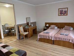 Posteľ alebo postele v izbe v ubytovaní Brookforest Apartman
