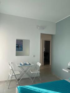 a white room with a table and chairs at B&B La Finestra sul Mare in Milazzo
