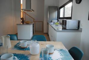 Kuchnia lub aneks kuchenny w obiekcie EL TUCAN, Vistas en 3 dormitorios y piscina