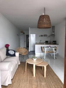 Kuchnia lub aneks kuchenny w obiekcie La playita, primera linea de mar