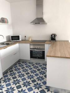 Kuchnia lub aneks kuchenny w obiekcie La playita, primera linea de mar