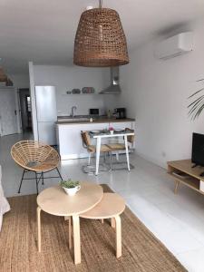 Kuchnia lub aneks kuchenny w obiekcie La playita, primera linea de mar