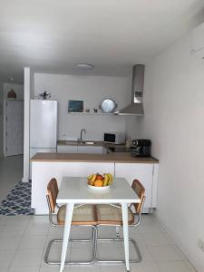 Kuchnia lub aneks kuchenny w obiekcie La playita, primera linea de mar