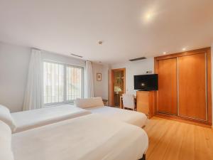 Hotel Faranda Marsol Candas, Ascend Hotel Collection的电视和/或娱乐中心