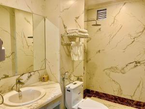 a bathroom with a toilet and a sink at Gold Hotel Luxury - Tu Son in Phủ Từ Sơn