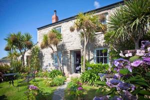 Aed väljaspool majutusasutust Tresillian, Stunning Spacious Cottage By Beach Sea-views Large Gardens +31 fotot