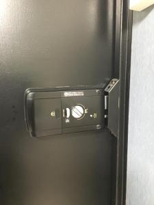 una nevera negra con una puerta negra con cerradura en 2F female and lover of man and woman only room in Ueno, en Tokio