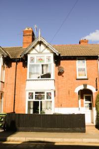 LincolnshireにあるVictoria and Albert 4 Bedroom Houseの白窓付赤レンガ造り