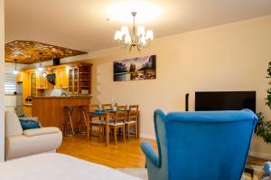 salon z kanapą i jadalnią w obiekcie Apartament Deluxe w mieście Płock