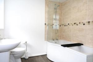 LincolnshireにあるVictoria and Albert 4 Bedroom Houseの浴槽、トイレ、洗面台を備えたバスルーム