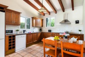 Η κουζίνα ή μικρή κουζίνα στο Villa Los Remos
