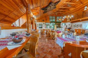 Restaurace v ubytování Rare Forest Retreat