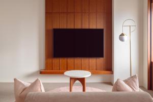TV a/nebo společenská místnost v ubytování The Mark Grand Hotel