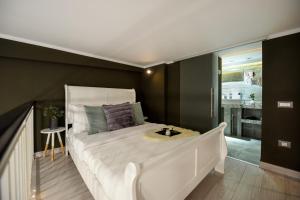 una camera da letto con un grande letto bianco e pareti nere di Central Comfort - Duplex-Style Studios on Regina Elisabeta a Bucarest