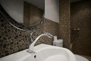 Ένα μπάνιο στο Le Clos Saint Jean, vue Cité, piscine et parking +11 φωτογραφίες