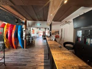 una barra de madera larga en una habitación con tablas de surf en Freelife Guesthouse, en Grossreifling