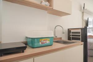 Η κουζίνα ή μικρή κουζίνα στο Modern and Nice Studio Citra Living Apartment By Travelio
