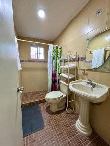 a bathroom with a toilet and a sink at Hermosa Casa Con Alberca AC in Ixtapa